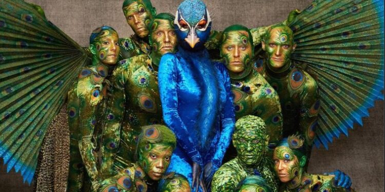 HEIDI KLUM, LA INDISCUTIBLE REINA DE HALLOWEEN, DESLUMBRA EN 2023 COMO UN MAJESTUOSO PAVO REAL 1 HEIDI KLUM, LA INDISCUTIBLE REINA DE HALLOWEEN, DESLUMBRA EN 2023 COMO UN MAJESTUOSO PAVO REAL