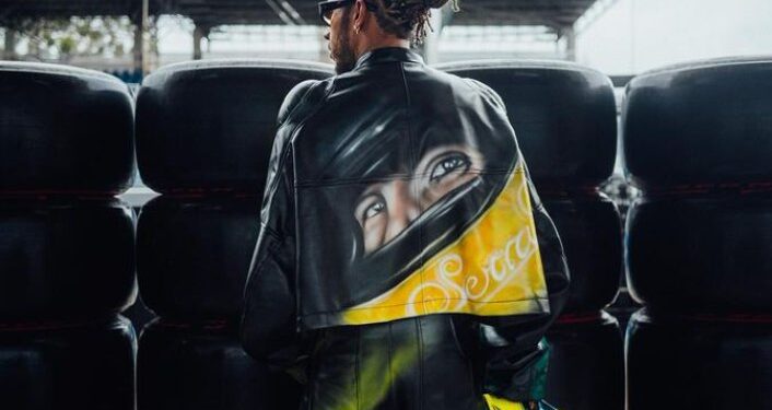 ¡LEWIS HAMILTON IMPRESIONA CON SU ELECCIÓN DE INDUMENTARIA EN EL GP DE BRASIL! 1 ¡LEWIS HAMILTON IMPRESIONA CON SU ELECCIÓN DE INDUMENTARIA EN EL GP DE BRASIL!