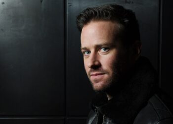 ARMIE HAMMER ROMPE EL SILENCIO EN LAS REDES TRAS ACUSACIONES DE CANIBALISMO