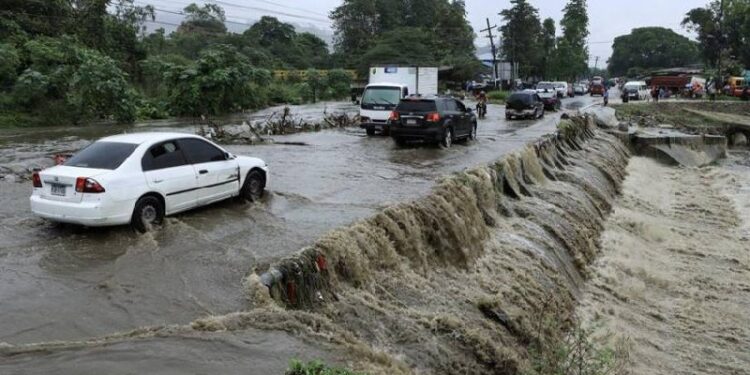 EMERGENCIA INTERNACIONAL EN HONDURAS: INUNDACIONES DEJAN TRAGEDIA Y DESPLAZADOS 1 EMERGENCIA INTERNACIONAL EN HONDURAS: INUNDACIONES DEJAN TRAGEDIA Y DESPLAZADOS