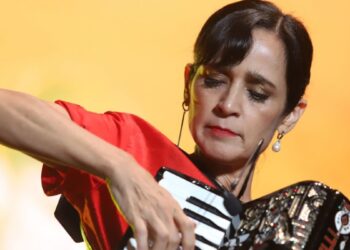 IMPACTANTE NOCHE DE ESTRELLAS EN LOS LATIN GRAMMY: VENEGAS, MIKE BAHÍA Y MÁS BRILLAN EN LA PREMIERE