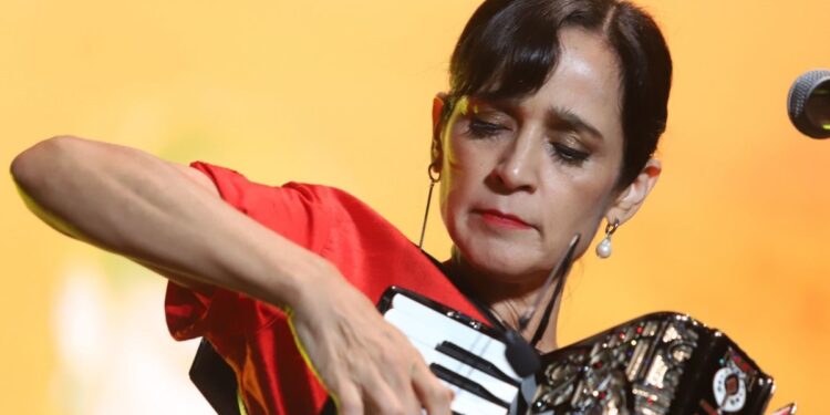 IMPACTANTE NOCHE DE ESTRELLAS EN LOS LATIN GRAMMY: VENEGAS, MIKE BAHÍA Y MÁS BRILLAN EN LA PREMIERE 1 IMPACTANTE NOCHE DE ESTRELLAS EN LOS LATIN GRAMMY: VENEGAS, MIKE BAHÍA Y MÁS BRILLAN EN LA PREMIERE