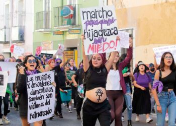 MARCHA MASIVA DEL 25N: MUJERES LEVANTAN SU VOZ CONTRA LOS FEMINICIDIOS EN MÉXICO