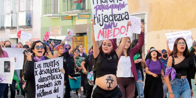MARCHA MASIVA DEL 25N: MUJERES LEVANTAN SU VOZ CONTRA LOS FEMINICIDIOS EN MÉXICO