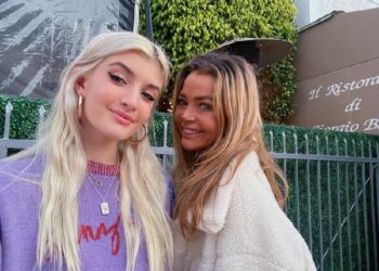 CHARLIE SHEEN ACEPTA CON RESIGNACIÓN EL ÉXITO DE SU HIJA EN ONLYFANS: DE DESAPROBACIÓN A RECONOCIMIENTO