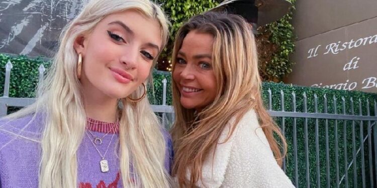 CHARLIE SHEEN ACEPTA CON RESIGNACIÓN EL ÉXITO DE SU HIJA EN ONLYFANS: DE DESAPROBACIÓN A RECONOCIMIENTO 1 CHARLIE SHEEN ACEPTA CON RESIGNACIÓN EL ÉXITO DE SU HIJA EN ONLYFANS: DE DESAPROBACIÓN A RECONOCIMIENTO