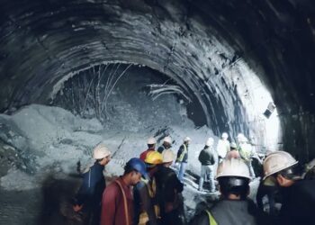 OPERATIVO DE RESCATE ENCURSADO PARA LIBERAR A 40 OBREROS ATRAPADOS EN TÚNEL EN EL NORTE DE INDIA