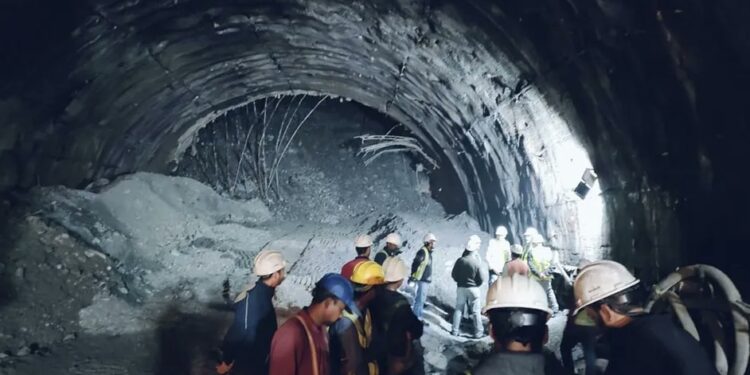 OPERATIVO DE RESCATE ENCURSADO PARA LIBERAR A 40 OBREROS ATRAPADOS EN TÚNEL EN EL NORTE DE INDIA 1 OPERATIVO DE RESCATE ENCURSADO PARA LIBERAR A 40 OBREROS ATRAPADOS EN TÚNEL EN EL NORTE DE INDIA