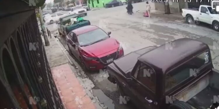 TRAGEDIA VIAL EN SALTILLO: CAMIONETA DEVASTADORA ARROLLA A MADRE E HIJA, DEJANDO A BEBÉ EN ESTADO CRÍTICO