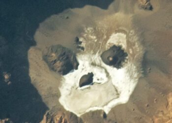 IMPACTANTE DESCUBRIMIENTO: ASTRONAUTA CAPTA CALAVERA FANTASMAL EN EL CORAZÓN DEL SAHARA