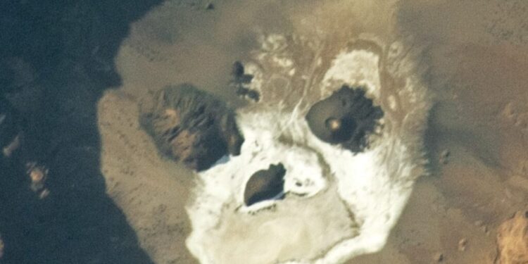 IMPACTANTE DESCUBRIMIENTO: ASTRONAUTA CAPTA CALAVERA FANTASMAL EN EL CORAZÓN DEL SAHARA 1 IMPACTANTE DESCUBRIMIENTO: ASTRONAUTA CAPTA CALAVERA FANTASMAL EN EL CORAZÓN DEL SAHARA