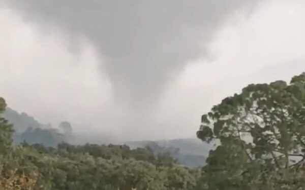 IMPACTANTE TORNADO DEVASTA HUERTAS DE AGUACATE EN PERIBÁN, MICHOACÁN: ATAQUE ÉPICO CON CAÑONES ANTIGRANIZO 1 IMPACTANTE TORNADO DEVASTA HUERTAS DE AGUACATE EN PERIBÁN, MICHOACÁN: ATAQUE ÉPICO CON CAÑONES ANTIGRANIZO
