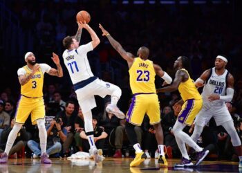 IMPRESIONANTE VICTORIA DE LOS MAVERICKS: DONCIC E IRVING DETIENEN LA FURIA DE LOS LAKERS