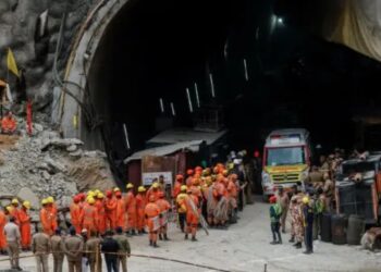 EXITOSO RESCATE DE 41 OBREROS ATRAPADOS DURANTE 17 DÍAS EN TÚNEL COLAPSADO EN LA INDIA