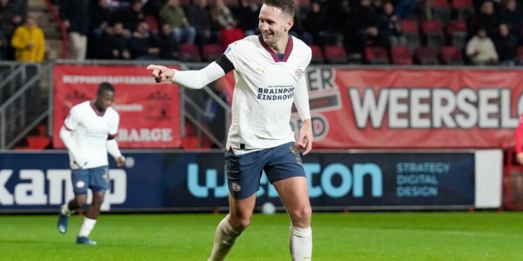 LUUK DE JONG, LA AMENAZA HOLANDESA QUE ACECHA AL SEVILLA EN LA UEFA CHAMPIONS LEAGUE 1 LUUK DE JONG, LA AMENAZA HOLANDESA QUE ACECHA AL SEVILLA EN LA UEFA CHAMPIONS LEAGUE