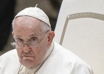 EL PAPA FRANCISCO TOMA MEDIDAS DRASTICAS CONTRA UNO DE SUS CRÍTICOS DE MAYOR RANGO: REVOCACIÓN DE PRIVILEGIOS Y SALARIO DEL CARDENAL RAYMOND BURKE