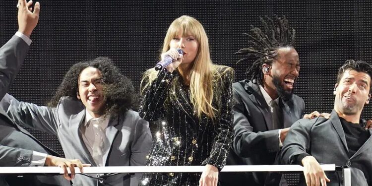 TAYLOR SWIFT AGRADECE A SUS FANS Y CELEBRA EL FIN DEL "ERAS TOUR 2023" CON NUEVA CANCIÓN 1 GALATASARAY EMPATA 3-3 CON MANCHESTER UNITED EN UN PARTIDO DE ALTA TENSIÓN EN LA CHAMPIONS LEAGUE