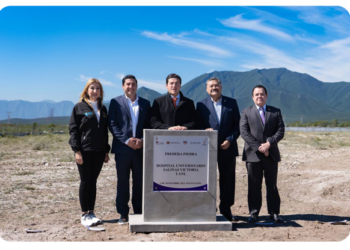 COLOCAN RAÚL CANTÚ Y SAMUEL GARCÍA PRIMERA PIEDRA DE NUEVO HOSPITAL EN SALINAS VICTORIA