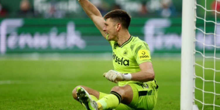 NICK POPE ENFRENTA UNA PROLONGADA AUSENCIA POR LESIÓN 1 PREOCUPACIÓN EN FEYENOORD POR DEPENDENCIA DE SANTIAGO GIMÉNEZ EN EL ÁREA DE GOLEO