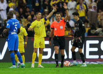 POLÉMICO ENCUENTRO ENTRE AL NASSR Y AL HILAL: CRISTIANO RONALDO EN DESACUERDO CON EL ARBITRAJE DE WILMAR ROLDÁN