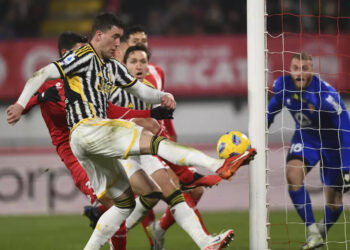 POLÉMICO ENCUENTRO ENTRE AL NASSR Y AL HILAL: CRISTIANO RONALDO EN DESACUERDO CON EL ARBITRAJE DE WILMAR ROLDÁN