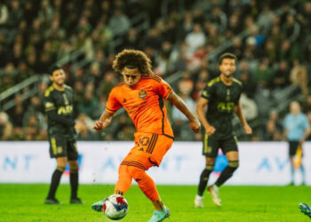 ASTON VILLA, DIRIGIDO POR UNAI EMERY, SORPRENDE AL DERROTAR AL MANCHESTER CITY