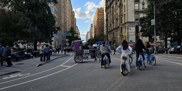 HOMENAJES EN STRAWBERRY FIELDS: FANS CONMEMORAN EL 43 ANIVERSARIO DE LA MUERTE DE JOHN LENNON EN CENTRAL PARK 1 HOMENAJES EN STRAWBERRY FIELDS: FANS CONMEMORAN EL 43 ANIVERSARIO DE LA MUERTE DE JOHN LENNON EN CENTRAL PARK