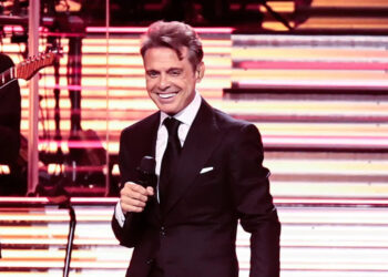 HOMENAJES EN STRAWBERRY FIELDS: FANS CONMEMORAN EL 43 ANIVERSARIO DE LA MUERTE DE JOHN LENNON EN CENTRAL PARK