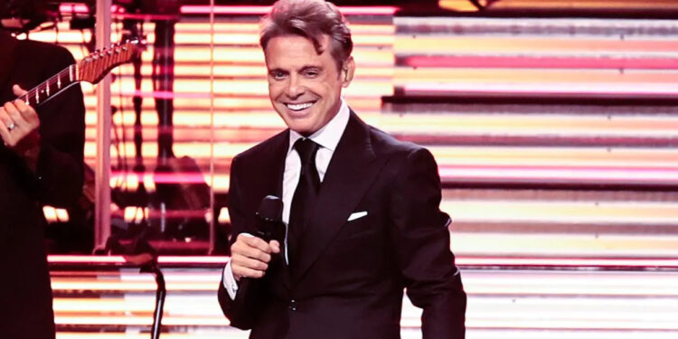 HOMENAJES EN STRAWBERRY FIELDS: FANS CONMEMORAN EL 43 ANIVERSARIO DE LA MUERTE DE JOHN LENNON EN CENTRAL PARK