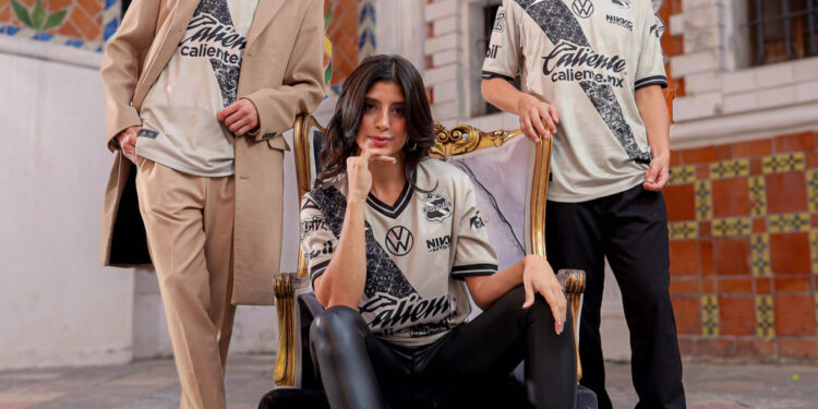 PRESENTACIÓN DEL NUEVO UNIFORME DEL CLUB PUEBLA 1 HOMENAJES EN STRAWBERRY FIELDS: FANS CONMEMORAN EL 43 ANIVERSARIO DE LA MUERTE DE JOHN LENNON EN CENTRAL PARK