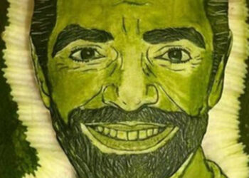 HOMENAJES EN STRAWBERRY FIELDS: FANS CONMEMORAN EL 43 ANIVERSARIO DE LA MUERTE DE JOHN LENNON EN CENTRAL PARK