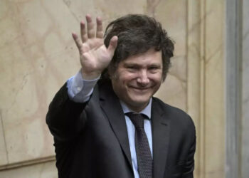 HOMENAJES EN STRAWBERRY FIELDS: FANS CONMEMORAN EL 43 ANIVERSARIO DE LA MUERTE DE JOHN LENNON EN CENTRAL PARK