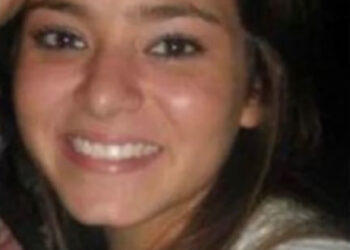 HOMENAJES EN STRAWBERRY FIELDS: FANS CONMEMORAN EL 43 ANIVERSARIO DE LA MUERTE DE JOHN LENNON EN CENTRAL PARK