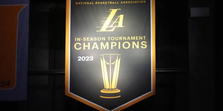 LOS LAKERS INAUGURAN EL ‘BANNER’ DE CAMPEONES DE LA COPA NBA 2023 EN LA CRYPTO ARENA