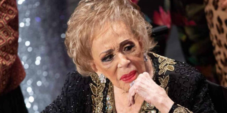 SILVIA PINAL HOSPITALIZADA: DECLARACIONES CONTRADICTORIAS DESATAN CONTROVERSIA EN REDES SOCIALES 1 SILVIA PINAL HOSPITALIZADA: DECLARACIONES CONTRADICTORIAS DESATAN CONTROVERSIA EN REDES SOCIALES