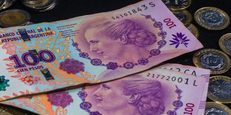 IMPACTANTE DEVALUACIÓN: EL PESO ARGENTINO CIERRA EL AÑO COMO LA SEGUNDA MONEDA MÁS DEVALUADA DEL MUNDO, REGISTRANDO UN DESPLOME DEL 77,89%.