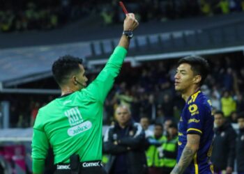 EXPULSIÓN DRAMÁTICA: RAYMUNDO FULGENCIO, PROTAGONISTA DE UN MANOTAZO QUE SACUDE LA FINAL DEL APERTURA 2023