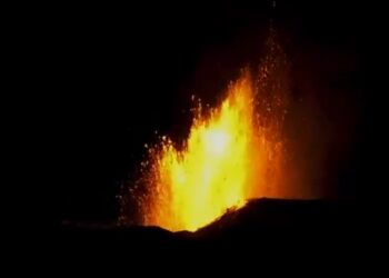 ¡ERUPCIÓN VOLCÁNICA EN ISLANDIA: PELIGRO INMINENTE PARA POBLADOS E INFRAESTRUCTURA!