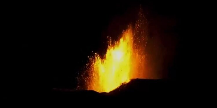 ¡ERUPCIÓN VOLCÁNICA EN ISLANDIA: PELIGRO INMINENTE PARA POBLADOS E INFRAESTRUCTURA!
