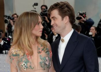 ROBERT PATTINSON Y SUKI WATERHOUSE: UN COMPROMISO QUE BRILLA TANTO COMO LA LUMINOSA FOTO QUE LO CONFIRMA