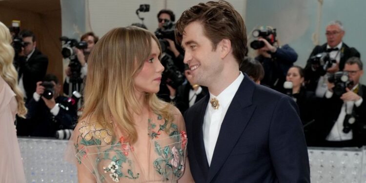 ROBERT PATTINSON Y SUKI WATERHOUSE: UN COMPROMISO QUE BRILLA TANTO COMO LA LUMINOSA FOTO QUE LO CONFIRMA 1 ROBERT PATTINSON Y SUKI WATERHOUSE: UN COMPROMISO QUE BRILLA TANTO COMO LA LUMINOSA FOTO QUE LO CONFIRMA