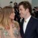 ROBERT PATTINSON Y SUKI WATERHOUSE: UN COMPROMISO QUE BRILLA TANTO COMO LA LUMINOSA FOTO QUE LO CONFIRMA 7 ROBERT PATTINSON Y SUKI WATERHOUSE: UN COMPROMISO QUE BRILLA TANTO COMO LA LUMINOSA FOTO QUE LO CONFIRMA