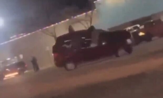 IMPACTANTE ACCIDENTE EN COLORADO SPRINGS: JOVEN CONDUCTORA PROTAGONIZA CAÓTICO INCIDENTE AL REALIZAR PELIGROSAS MANIOBRAS EN VIDEO VIRAL 1 IMPACTANTE ACCIDENTE EN COLORADO SPRINGS: JOVEN CONDUCTORA PROTAGONIZA CAÓTICO INCIDENTE AL REALIZAR PELIGROSAS MANIOBRAS EN VIDEO VIRAL