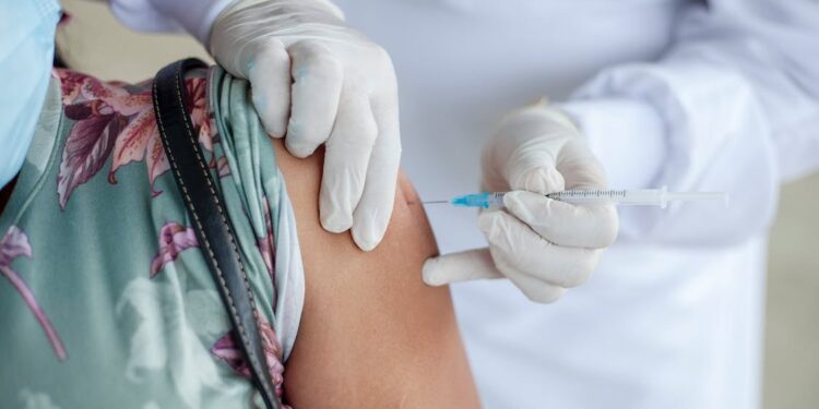 CRUZ ROJA REVOLUCIONA EL ACCESO A LA VACUNA PFIZER CONTRA COVID-19: UNA OPORTUNIDAD ÚNICA PARA LA POBLACIÓN 1 CRUZ ROJA REVOLUCIONA EL ACCESO A LA VACUNA PFIZER CONTRA COVID-19: UNA OPORTUNIDAD ÚNICA PARA LA POBLACIÓN