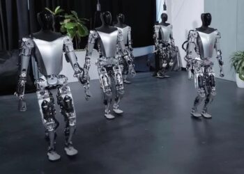 ¡ROBOT DE TESLA DESATA EL CAOS EN LA FÁBRICA DE TEXAS! INGENIERO ATACADO BRUTALMENTE EN UN INCIDENTE QUE CUESTIONA LA SEGURIDAD DE LA INTELIGENCIA ARTIFICIAL Y LA AUTOMATIZACIÓN INDUSTRIAL