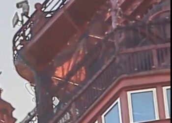 ¡INCENDIO DEVASTADOR EN LA TORRE DE BLACKPOOL! | IMPONENTE MONUMENTO EN LLAMAS