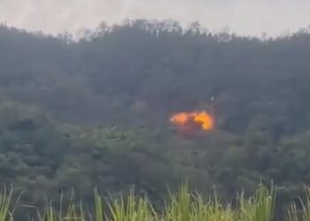 IMPACTANTE CAÍDA ESPACIAL: PROPULSOR DE COHETE CHINO SE PRECIPITA SIN CONTROL SOBRE ZONA HABITADA