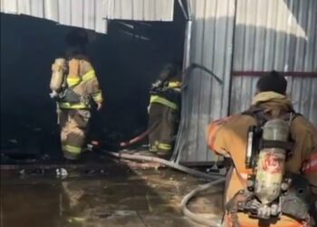 IMPACTANTE INCENDIO EN SWAP MEET DESATA EVACUACIÓN DE CLÍNICA 20 DEL IMSS EN TIJUANA