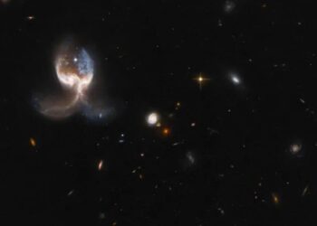 DESCUBRIMIENTO CÓSMICO: EL IMPRESIONANTE ENCUENTRO DE GALAXIAS QUE FORMA “ALAS DE ÁNGEL”