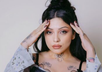 MON LAFERTE REVOLUCIONA EL ESCENARIO MUSICAL CON “AUTOPOIÉTICA”: UN VIAJE ECLÉCTICO DE REINVENCIONES Y EMOCIONES